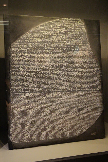 Pierre de Rosette, morceau de stèle qui a permis de déchiffrer les hiéroglyphes (PHOTO PHILIPPE MAILLÉ)