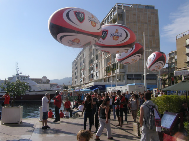 Des ballons ovales ont flotté très haut dans le ciel dans une cité qui vit au rythme des exploits de son équipe de rugby. (Photo M.B.)