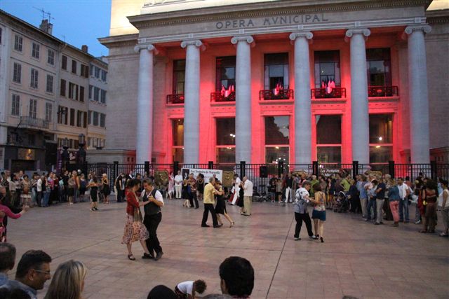 Et pendant ce temps derrière le Vieux-Port sur le Parvis de l'Opéra, le tango est roi (PHOTO PHILIPPE MAILLÉ)