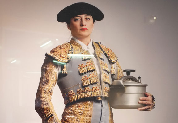 Pilar Albarracin, en toréador, cocote-minute à la main