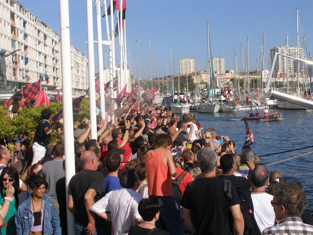 Cette fois, ça y est la H-Cup est en vue : la foule est en délire et les appareils photos sont de sortie car il faut immortaliser l'instant. (Photo M.B.)
