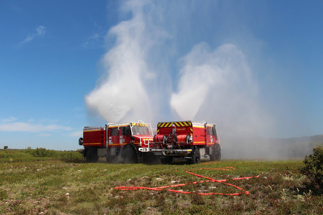 Les camions du BMPM cernés par le feu se mettent en auto protection Les camions du BMPM cernés par le feu se mettent en auto protection