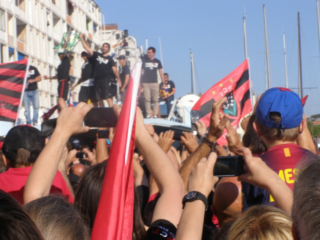 Comme les champions de France 992, les champions d'Europe 2013 ont été ovationnés sur le quai d'honneur du port. Un moment de communion entre les joueurs et les supporters à l'issue d'une fabuleuse saison qui restera gravée dans les mémoires. (Photo M.B.)