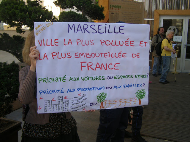 Les opposants au projet immobilier privé prévu à l'emplacement du jardin dénoncent l'amputation d'un des rares espaces publics du centre-ville.