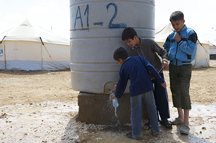 Des enfants d'un camp syrien implanté en Jordanie vont chercher de l'eau (PHOTO POMPIERS SOLIDAIRES - HUBERT AUER)