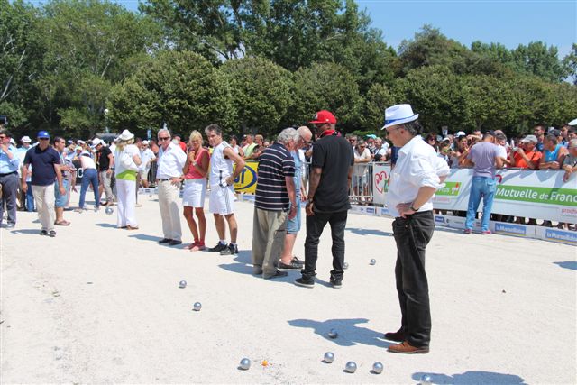 Yves Thréard surveillant pieusement la position des boules