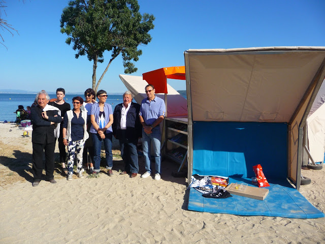 Inauguration d'une Bibliothèque de plage à Istres en présence de son maire, François Bernardini, de Daniel Buren, Jacqueline Regis du CDMP, Matali Crasset, la designer de la Bibliothèque (PHOTO A.L) Inauguration d'une Bibliothèque de plage à Istres en présence de son maire, François Bernardini, de Daniel Buren, Jacqueline Regis du CDMP, Matali Crasset, la designer de la Bibliothèque (PHOTO A.L)