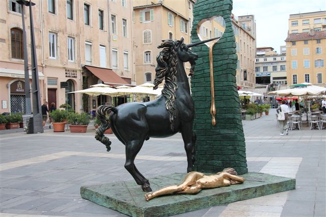 La Licorne installée sur le Cours d'Estienne d'Orves face à la galerie Mickaël Marciano (PHOTO PHILIPPE MAILLÉ) La Licorne installée sur le Cours d'Estienne d'Orves face à la galerie Mickaël Marciano (PHOTO PHILIPPE MAILLÉ)