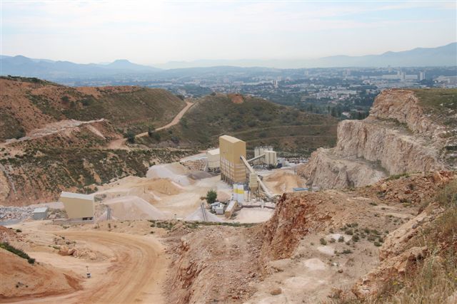 Trois carrières de pierre, dont celle de Sainte-Marthe au Nord de Marseille, alimentent en matière première les grands chantiers de la cité phocéenne. (Photos Philippe MAILLÉ)