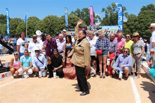 Lancer de bouchon du Trophée des artistes par Jean-Louis Bousquet, PDG de la Marseillaise guidé par Michel Montana, président du Mondial (PHOTO PHILIPPE MAILLÉ)