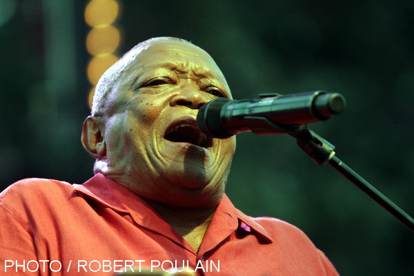 la musique de Hugh Masekela est restée attachée aux rythmes  du continent noir
