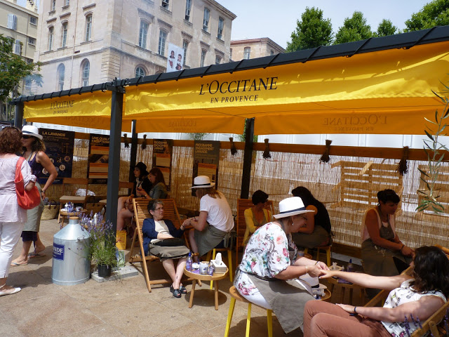 Un  massage des mains prodigué par l'Occitane (PHOTO P.M-C.)