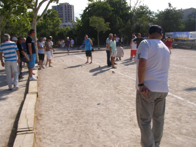 Accroupi ou debout, à chacun sa technique, pourvu que la boule aille droit au but.