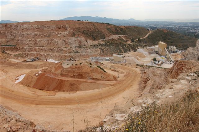 Certifiée ISO 9001 et 14001 et OHSAS 18001, la carrière de Sainte-Marthe est engagée au niveau 4 de la Charte de l'Environnement de l'Unicem, le plus haut niveau du 