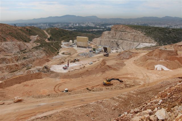 Vingt-six personnes sont aujourd'hui employées sur la carrière qui existe depuis 1887.