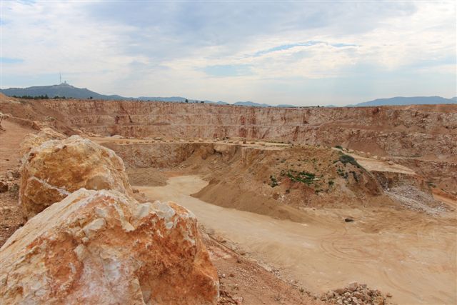 Les gradins ont une hauteur maximum de 15 mètres pour une largeur de 10 mètres.