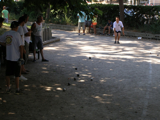 Certains de ceux qui jouent au Parc Central de Bonneveine (8e) ont la chance de bénéficier d'un terrain ombragé...