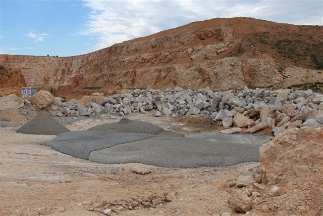 Les retours de béton sont stockés et sèchent avant d'être réutilisés.