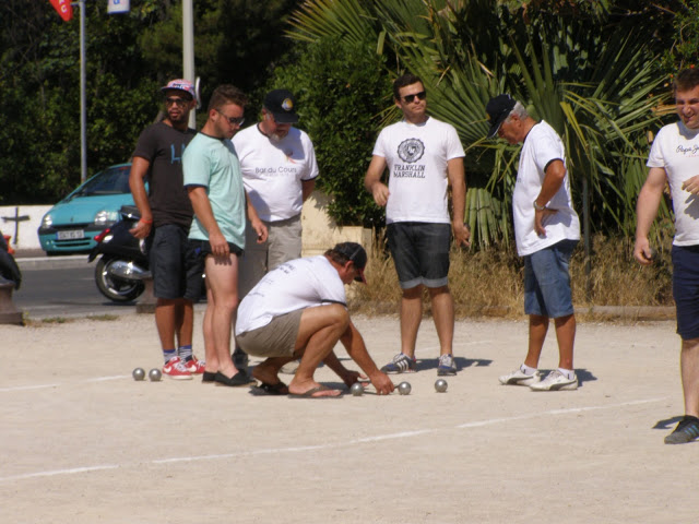 C'est le plus grand concours de boules du monde, alors on ne laisse rien au hasard et on mesure le point.