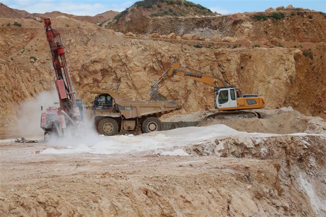 Une foreuse, trois chargeurs, deux dumpers et une pelle hydraulique composent le matériel d'exploitation.
