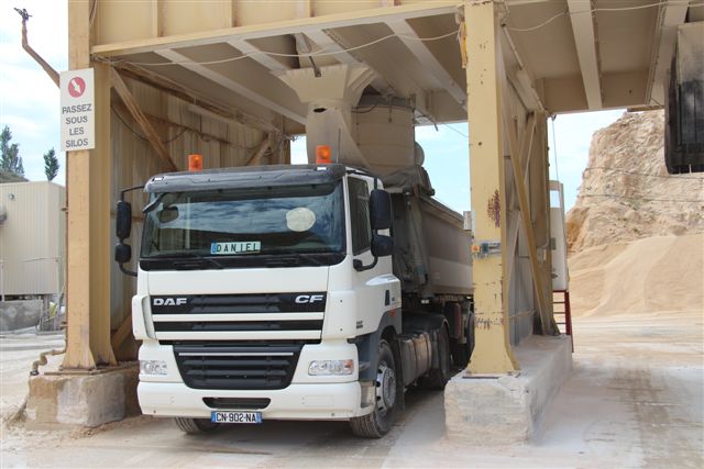Les camions chargent les bétons, granulats et autres matériaux de carrières pour alimenter les chantiers de la cité phocéenne.