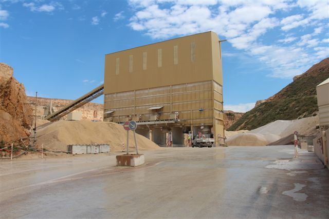 L'activité de la carrière s'étale de 6h30 à 16h alors que les centrales à béton peuvent continuer à fonctionner jusqu'à 18h ou 20h 