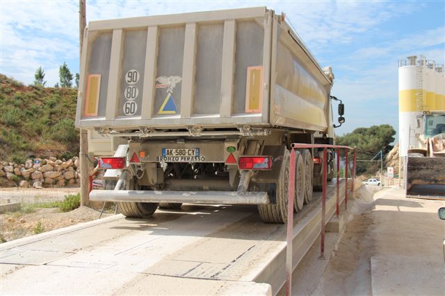 Le camion est pesé avant de quitter la carrière : on vérifie qu'il n'est pas en surcharge et on calcule le prix de son chargement.