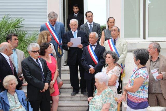 Robert Mizrahi avec à ses côtés le consul général d'Israël, Banea Hassid va remettre sa dernière médaille des Justes à Rose-Marie Chastin-Buoncore ( en bas à gauche, vêtue de bleu) (PHOTO PHILIPPE MAILLÉ)