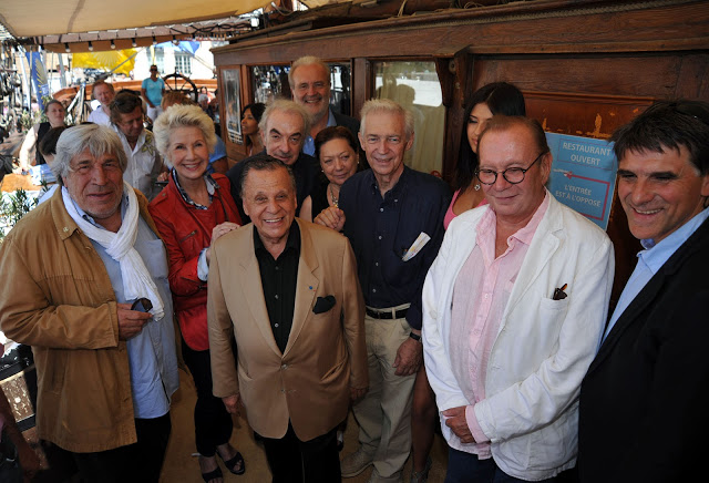 A bord du Marseillois, Michel Montana, président du Mondial entouré des artistes venus taquiner le bouchon (PHOTO STÉPHANE CLAD)