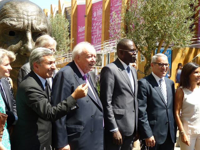 Le maire de Marseille, Jean-Claude Gaudin accompagné du maire de Dakar et du premier adjoint du maire de Marrakech, de Didier Parakian, adjoint au maire délégué au développement des entreprises marseillaises au développement et Nora Preziosi, adjointe au maire, chargée de l'action familiale et des droits des femmes. (PHOTO P.M-C.) Le maire de Marseille, Jean-Claude Gaudin accompagné du maire de Dakar et du premier adjoint du maire de Marrakech, de Didier Parakian, adjoint au maire délégué au développement des entreprises marseillaises au développement et Nora Preziosi, adjointe au maire, chargée de l'action familiale et des droits des femmes. (PHOTO P.M-C.)