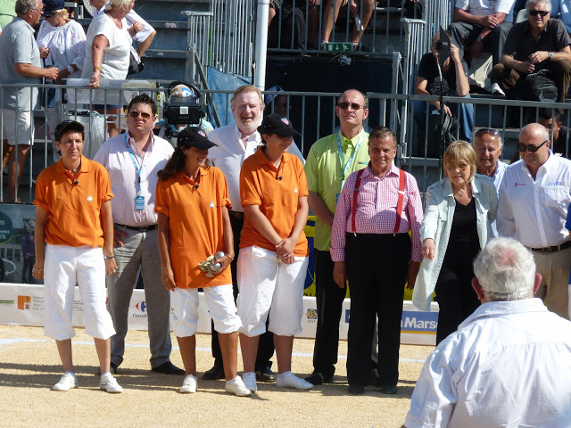 Le Lancer de bouchon de Marie-Laure Augry sous l’œil attentif de Michel Montana, président du Mondial, ouvre la finale féminine qui sera suivie de celle des juniors pour arriver à la Finale, tant attendue du Mondial. (PHOTO P.M.-C.) Le Lancer de bouchon de Marie-Laure Augry sous l’œil attentif de Michel Montana, président du Mondial, ouvre la finale féminine qui sera suivie de celle des juniors pour arriver à la Finale, tant attendue du Mondial. (PHOTO P.M.-C.)