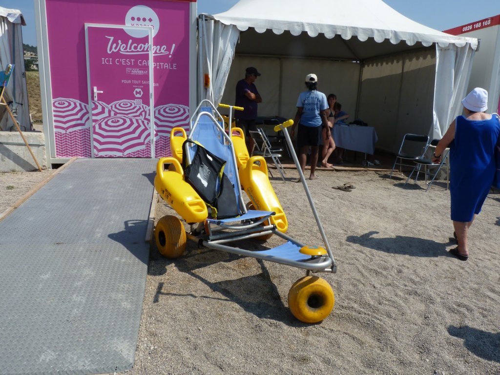 Les personnes en situation de handicap ont du matériel à leur disposition pour profiter des joies de la baignade (PHOTO P.M.-C.)