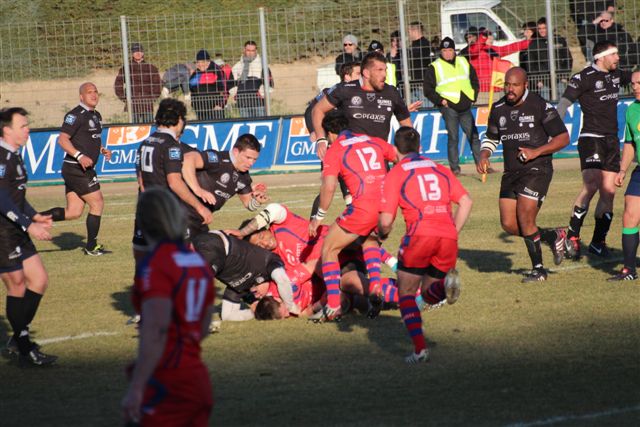 Grâce à sa victoire sur Tarbes samedi (11-3), Béziers compte désormais un point d'avance sur les "Noirs" du PARC au classement à cinq journées de la fin du championnat de Pro D2. (Photo Philippe MAILLÉ)