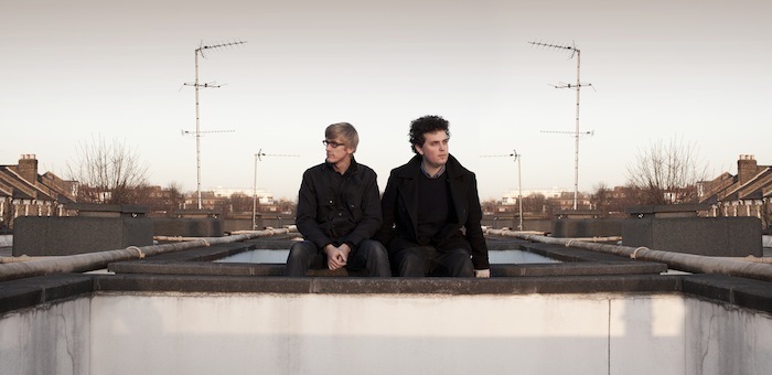 James Ford et Jas Shaw, incroyables bêtes de scène, forment Simian Mobile Disco.