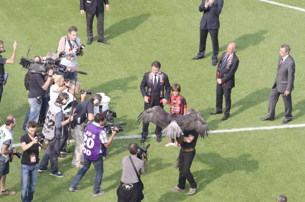 Le maire de Nice Christian Estrosi a eu l'honneur d'être le premier à pénétrer sur le rectangle vert. (Photo F.Vigouroux-Vinci/DR)
