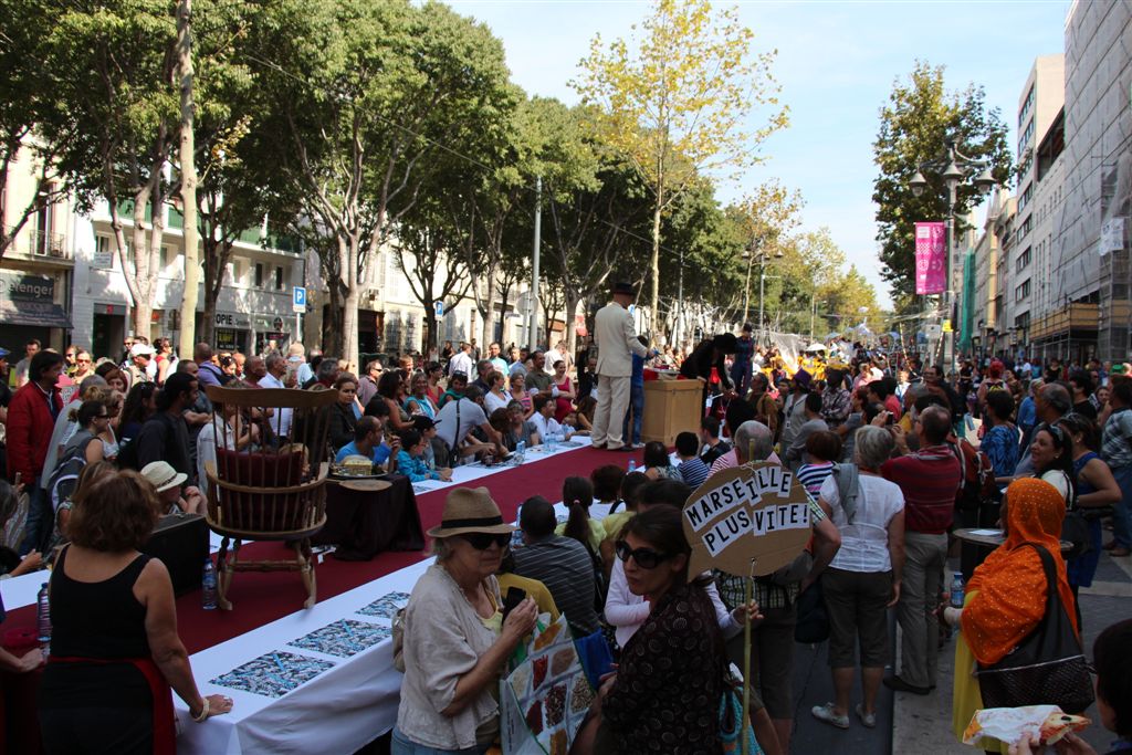 le public a répondu en nombre, ce dimanche, à l'invitation du banquet du Grand bavardage sur la Canebière (Photo Philippe Maillé)