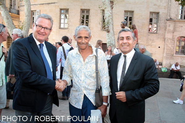 L'artiste Bruno Catalano entouré de l'adjoint à la culture Daniel Hermann et Didier Parakian, adjoint au développement des entreprises