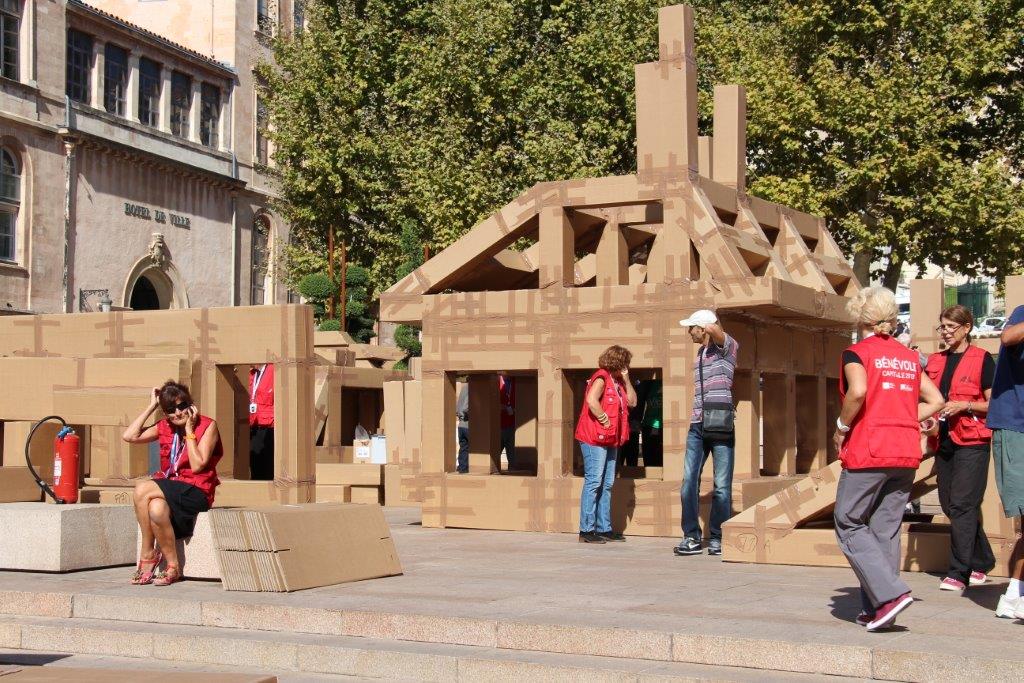 Les habitants s'activent à la construction de la Ville éphémère sur l'esplanade Bargemon (Photo Philippe Maillé)
