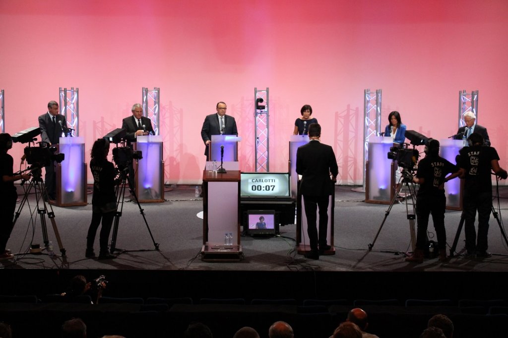 La disposition des candidats et l'ordre des prises de parole avaient été tirés au sort.