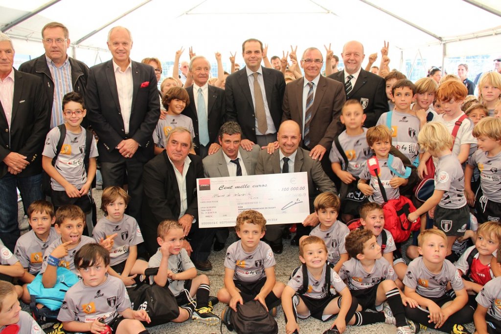 A l'occasion de l'inauguration du stade Jean-Bouin, la Fédération française de Rugby a remis un chèque de 100 000 euros à la ville de Marseille. (Photo Philippe Maillé)