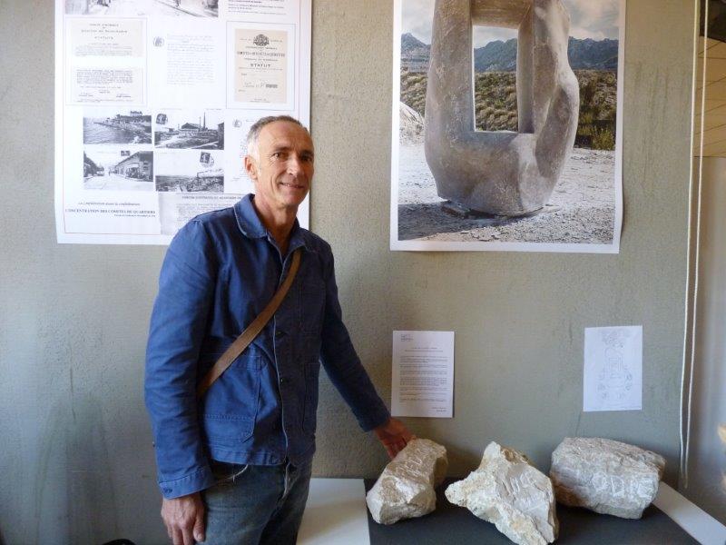 le sculpteur Robert Bellier devant une représentation de son oeuvre commandée par le CIQ de la Cayolle le sculpteur Robert Bellier devant une représentation de son oeuvre commandée par le CIQ de la Cayolle