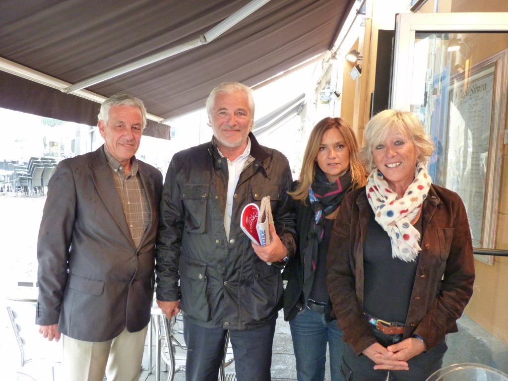 Patrick Gini, Caisse d'Epargne, Bernard Helme, représentant la Fnaim et l'Unis et les organisatrices du Salon de l'Immobilier Package (groupe GL Events) (Photo P.M-C.) Patrick Gini, Caisse d'Epargne, Bernard Helme, représentant la Fnaim et l'Unis et les organisatrices du Salon de l'Immobilier Package (groupe GL Events) (Photo P.M-C.)