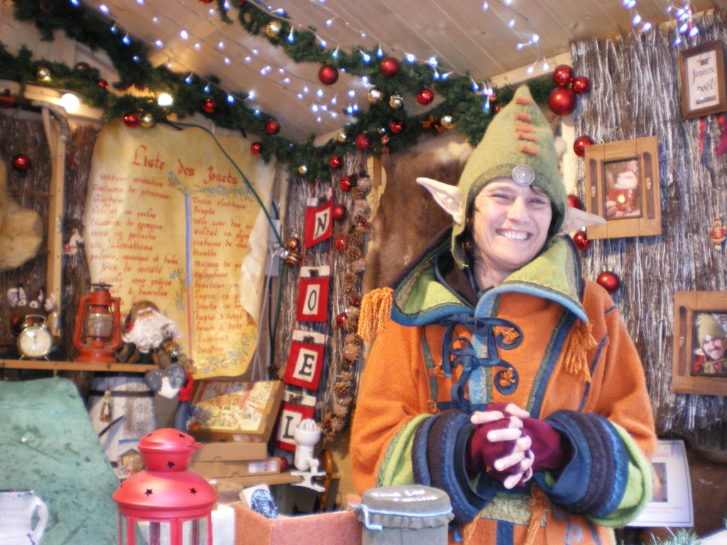 « Écris ta lettre au Père Noël » Un lutin farceur accueille les enfants pour les aider à rédiger leur lettre au Père Noël (Photo P.M.-C.)