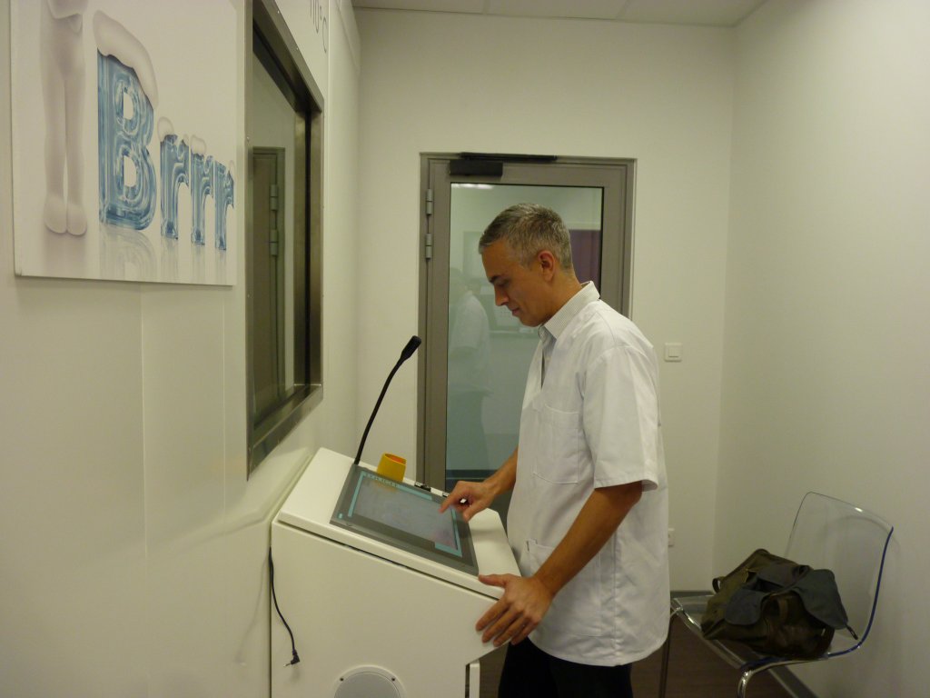 le patient reste en contact visuel et sonore permanent avec l’opérateur (Photo P.M.-C.)