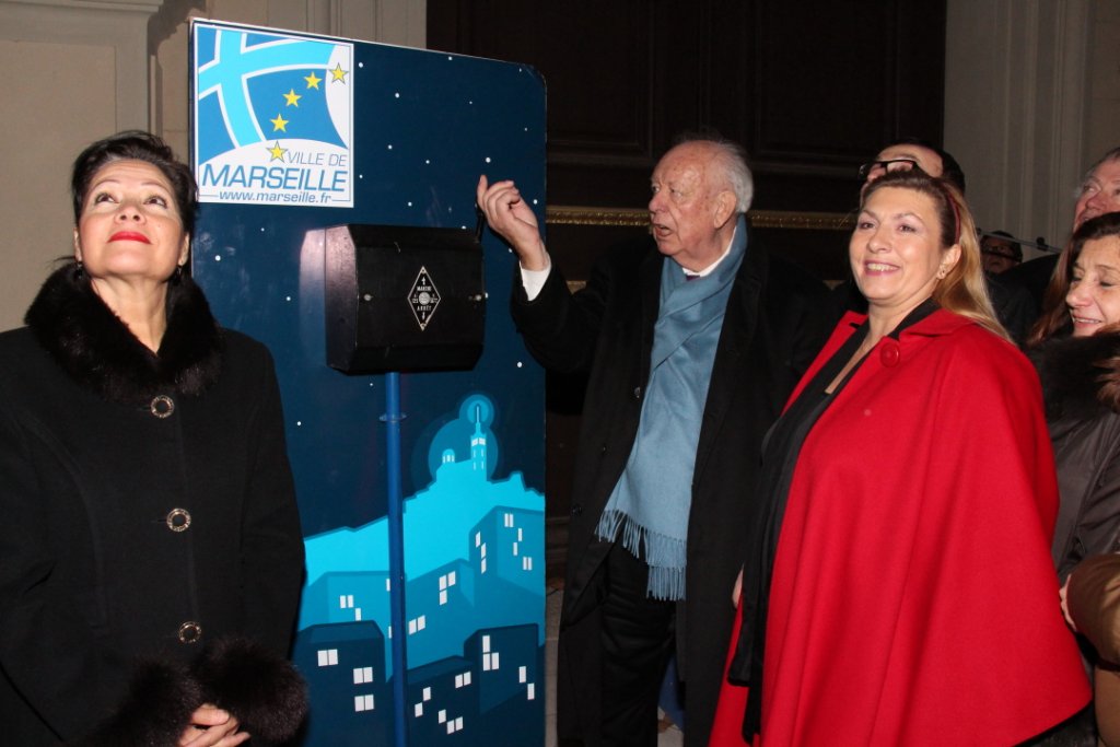 Jean-Claude Gaudin au manette et Lisette Narducci scrutant le clocher (Photo Philippe Maillé)
