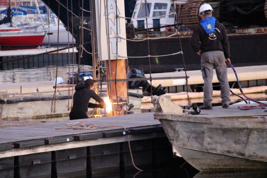 Les mâts du Marseillois vont être découpés (Photo Philippe Maillé)