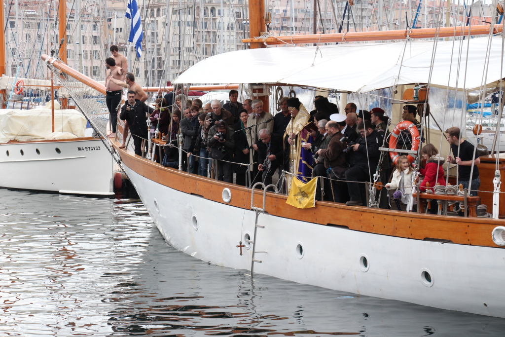 La Croix est lancée dans les eaux du Vieux-Port (Photo Philippe maillé)