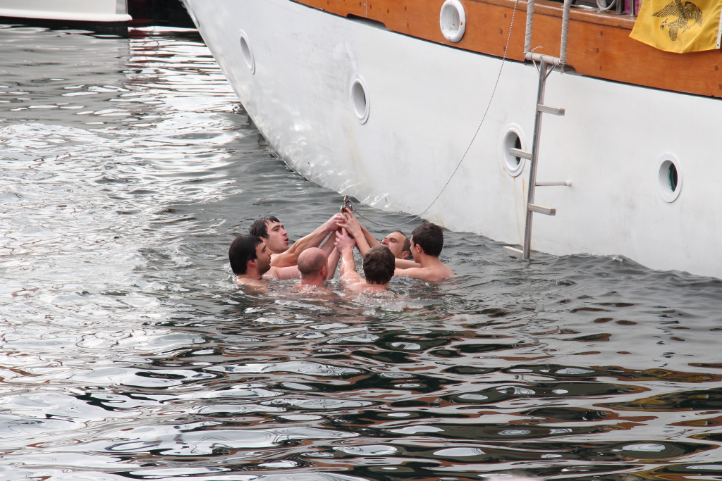 La Croix ramenée à bord (Photo Philippe maillé)