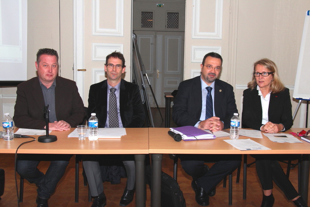 Didier Réault, conseiller municipal, délégué à la mer et président du Parc des calanques, l'interprète, Nader Ghazal, maire de Tripoli (Liban) et Michelle Reynaud, directrice des relations internationales, Europe de la Ville
