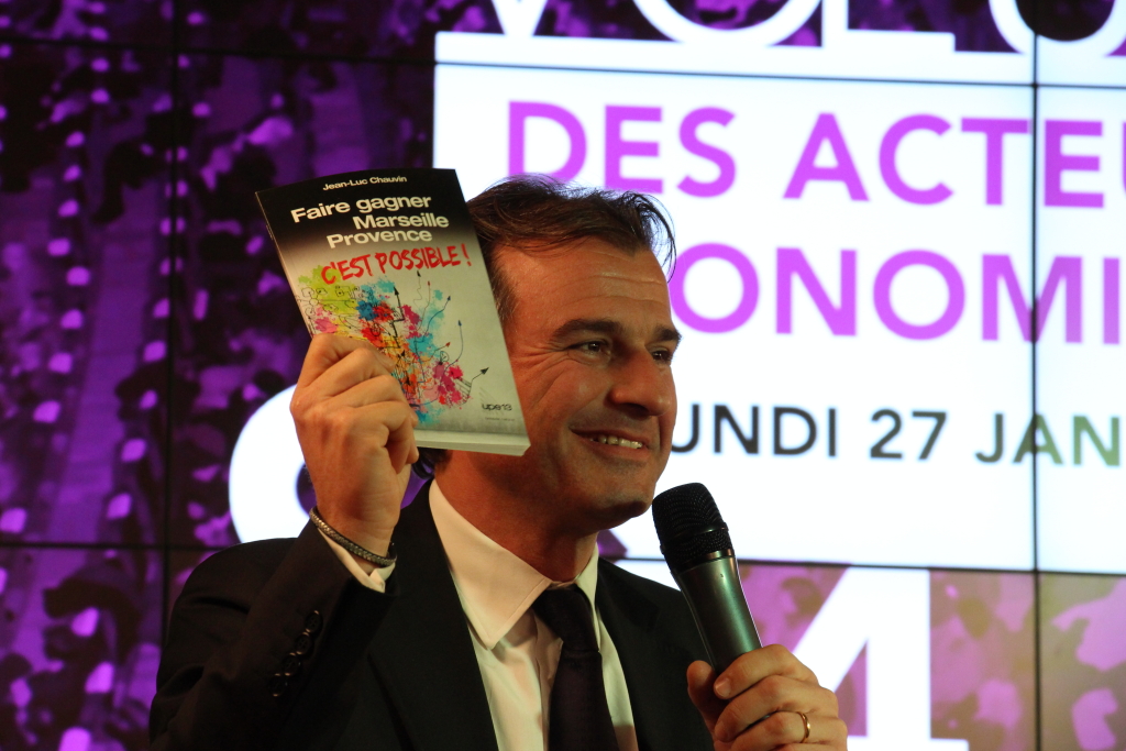 Jean-Luc Chauvin  brandissant l'ouvrage  